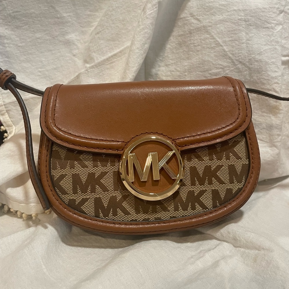 Michael Kors mini cross over bag